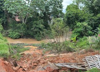 Em Rio Branco, desbarrancamento ameaça casas no bairro Geraldo Fleming e vereador cobra ação da prefeitura
