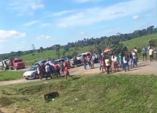 No interior do Acre, moradores bloqueiam BR-364 para cobrar nova escola e manutenção da rodovia