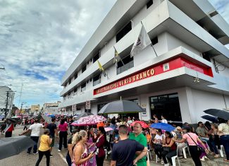 Protesto de servidores da educação bloqueia rua em frente à Câmara de Rio Branco