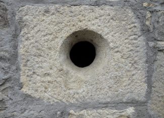 Homem que espiava vizinhas por buraco no muro é condenado a indenizar vítimas no Acre