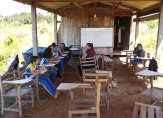 Sem paredes, sem piso e sem água: Fantástico expõe rotina de alunos que estudam em curral no interior do Acre
