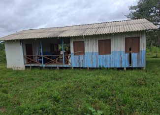 Deputado denuncia novas escolas em situação precária no Acre e mostra alunos estudando em meio a fezes