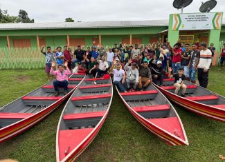 Deputado Edvaldo Magalhães entrega barcos para apoiar transporte de comunidades rurais em Marechal Thaumaturgo