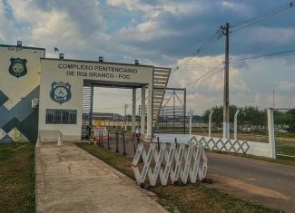 Detentos pulam muro e fogem do presídio Francisco de Oliveira Conde, em Rio Branco