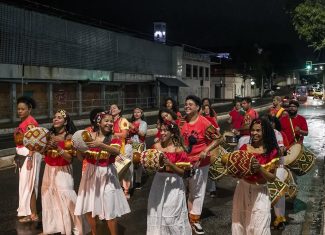 Maracatu ocupa as ruas de Rio Branco com cortejo aberto ao público neste domingo (27)