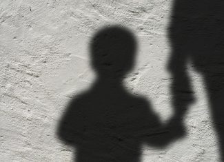 Filhos órfãos de vítimas de feminicídio terão auxílio financeiro mensal de um salário mínimo no Acre