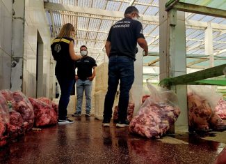 Após apreensão de 4 toneladas de carne imprópria, empresa que fornecia para merenda escolar é interditada no Acre