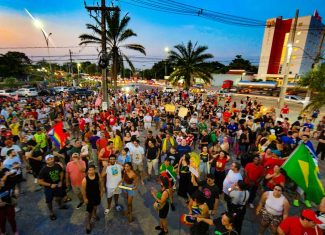 Manifestantes fazem ato contra PEC da Blindagem e Projeto da Anistia em Rio Branco; VÍDEO