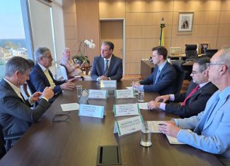 Mirando novos mercados internacionais, Jorge Viana discute com ministro a habilitação de frigoríficos do Acre