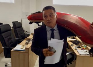 Vereador de Rio Branco leva giroflex à Câmara e cobra regularização de viaturas da RBTrans sem equipamento obrigatório