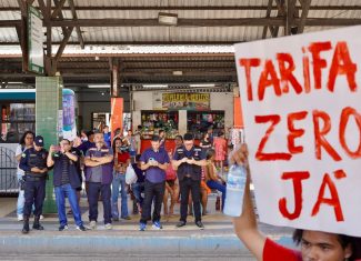 Estudantes e movimentos sociais protestam por melhorias no transporte público em Rio Branco