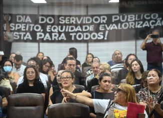 Dia do Servidor Público é marcado por protesto no Acre com trabalhadores cantando “parabéns pra você”