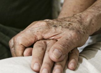 Redação do Enem 2025 aborda as perspectivas para o envelhecimento na sociedade brasileira