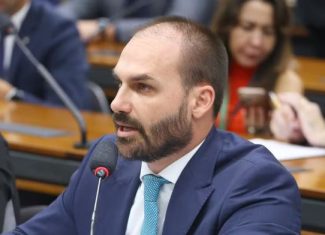 Moraes e Dino votam para receber denúncia e tornar Eduardo Bolsonaro réu por tentativa de coação ao STF