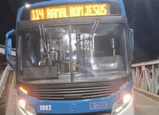 Porta abre durante trajeto e mulher e criança caem de ônibus em Rio Branco; MPAC investiga o caso