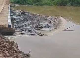 No Acre, ponte construída sem licença ambiental bloqueia passagem de embarcações e isola comunidade ribeirinha