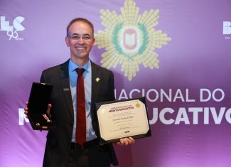 Leo de Brito e Binho Marques recebem principais honrarias da educação em cerimônia dos 95 anos do MEC