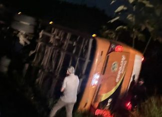 Ônibus tomba na BR-364 e deixa passageiros feridos no interior do Acre