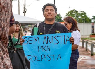 Atos contra PL da Dosimetria tomam ruas do país; manifestação em Rio Branco resiste à chuva