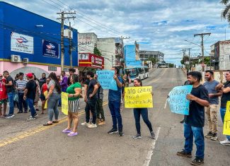 Feirantes protestam contra privatização dos mercados municipais em Rio Branco