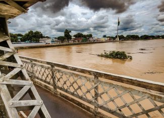 Rio Acre ultrapassa 15,36 metros e força retirada de centenas de famílias em Rio Branco