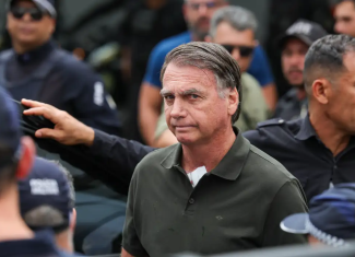 Bolsonaro é internado em Brasília após autorização de Moraes; ex-presidente fará cirurgia para tratar hérnia
