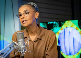 Marina Silva sofre fratura na lombar ao mover vasos de plantas e é hospitalizada em Brasília