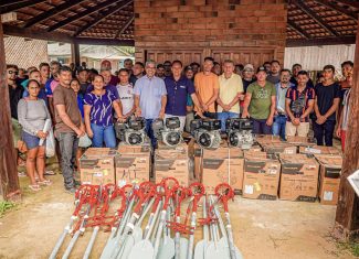 Perpétua Almeida investe R$ 3,6 milhões na aquisição de barcos e motores para comunidades ribeirinhas do Acre