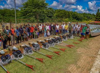 Deputado Edvaldo Magalhães entrega barcos e kits de beneficiamento de açaí a comunidades rurais no interior do Acre