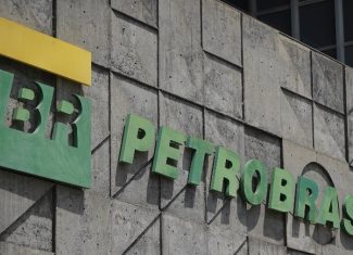Petrobras anuncia redução no preço da gasolina para distribuidoras a partir desta terça-feira