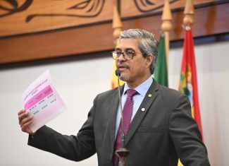 Edvaldo Magalhães cobra recomposição salarial da Educação e aponta perdas a professores do Acre