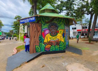 “Estamos hoje numa praça que está rindo”, celebra Pelé após revitalização da banca no Centro de Rio Branco