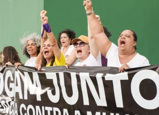 Sob chuva, mulheres ocupam o Tonicão em ato de enfrentamento à violência de gênero no futebol acreano