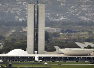Lula sanciona reajuste para servidores da Câmara, Senado e TCU, e veta valores acima do teto constitucional
