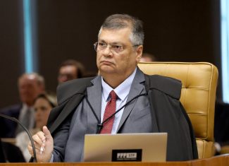 Dino manda Três Poderes suspenderem “penduricalhos” acima do teto após aprovação de reajuste no Congresso