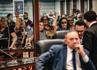 Servidores pressionam por reajuste e voltam a protestar na Aleac à espera de proposta do governo