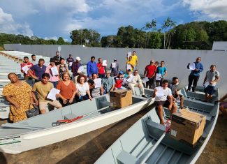 Perpétua entrega barcos e motores a ribeirinhos de oito municípios do Acre