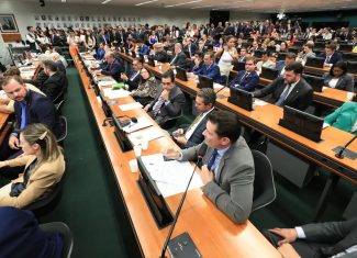 PEC que prevê fim da escala 6×1 e redução da jornada volta à pauta da CCJ nesta quarta