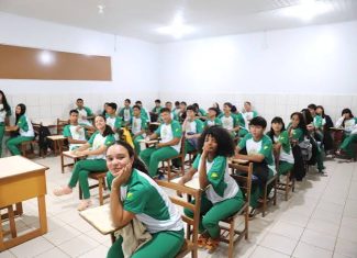 Mais estudantes concluem o ensino médio no Acre após queda no abandono e na reprovação escolar