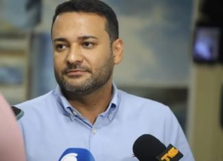 Ex-secretário Aberson Carvalho é alvo da PF em operação sobre suposto desvio de recursos da Educação