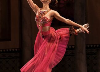 Pela primeira vez no Acre, bailarina do Theatro Municipal do Rio participa de intercâmbio com estudantes de dança