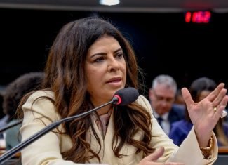 Candidatura de Antônia Lúcia à reeleição é indeferida por unanimidade pelo TRE-AC