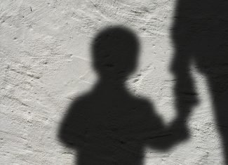 Filhos de vítimas de feminicídio podem receber pensão de um salário-mínimo: saiba quem tem direito e como solicitar